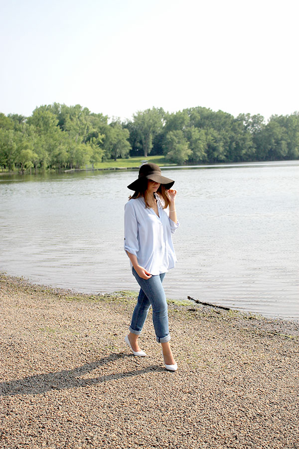 jeans and floppy hat style